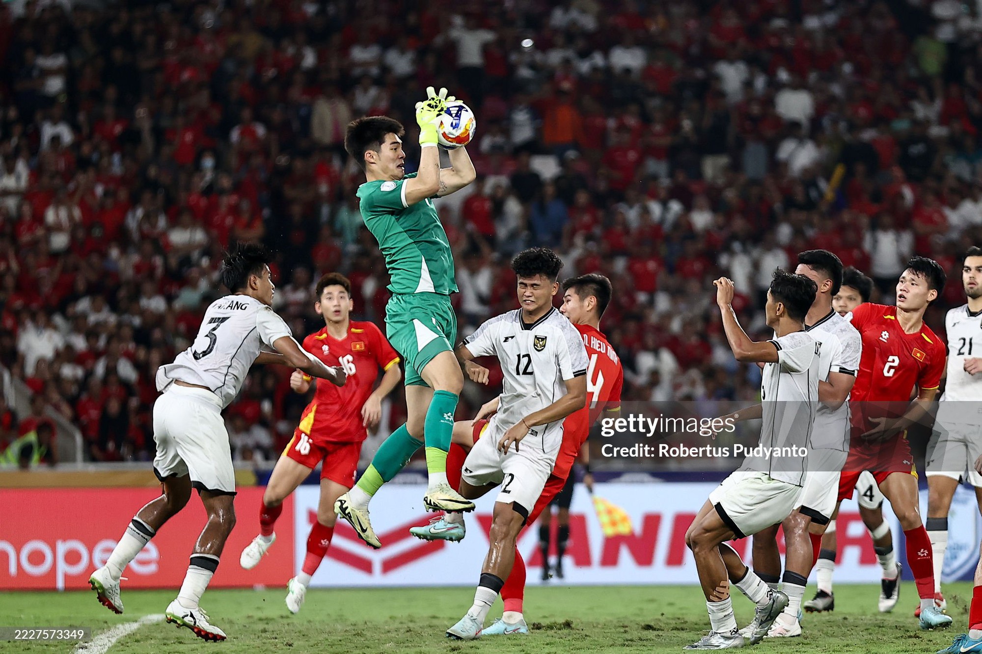 Thủ môn điển trai giúp U23 Việt Nam vô địch, viral trên MXH với khoảnh khắc "ôm bóng như ôm người yêu" - Ảnh 6. Thủ môn điển trai giúp U23 Việt Nam vô địch, viral trên MXH với khoảnh khắc "ôm bóng như ôm người yêu" - Ảnh 6.