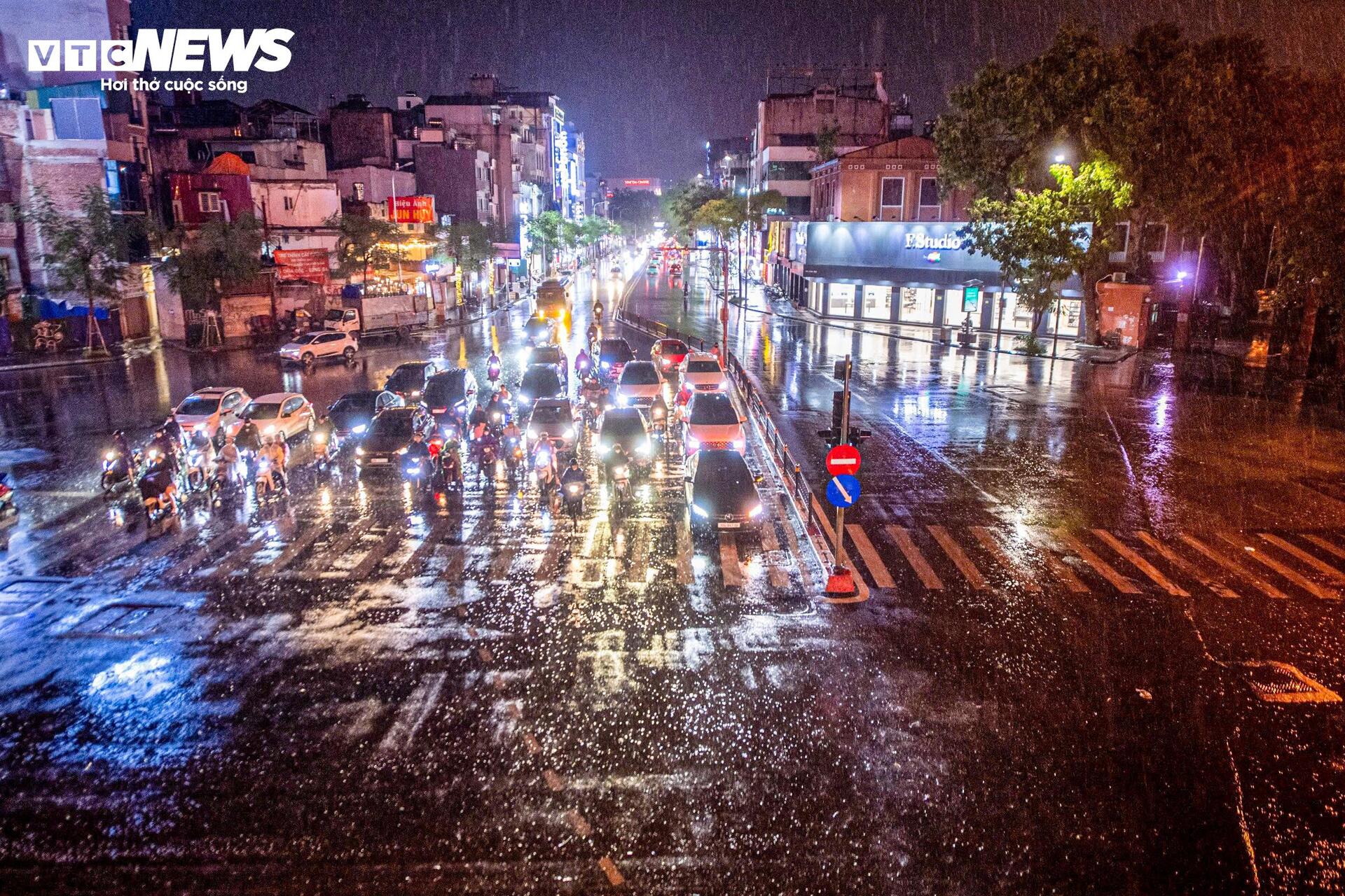 Sấm chớp và mưa lớn khiến người Hà Nội trú tạm gầm cầu tối 30 / 7 - Ảnh 12. Sấm chớp và mưa lớn khiến người Hà Nội trú tạm gầm cầu tối 30 / 7 - Ảnh 12.