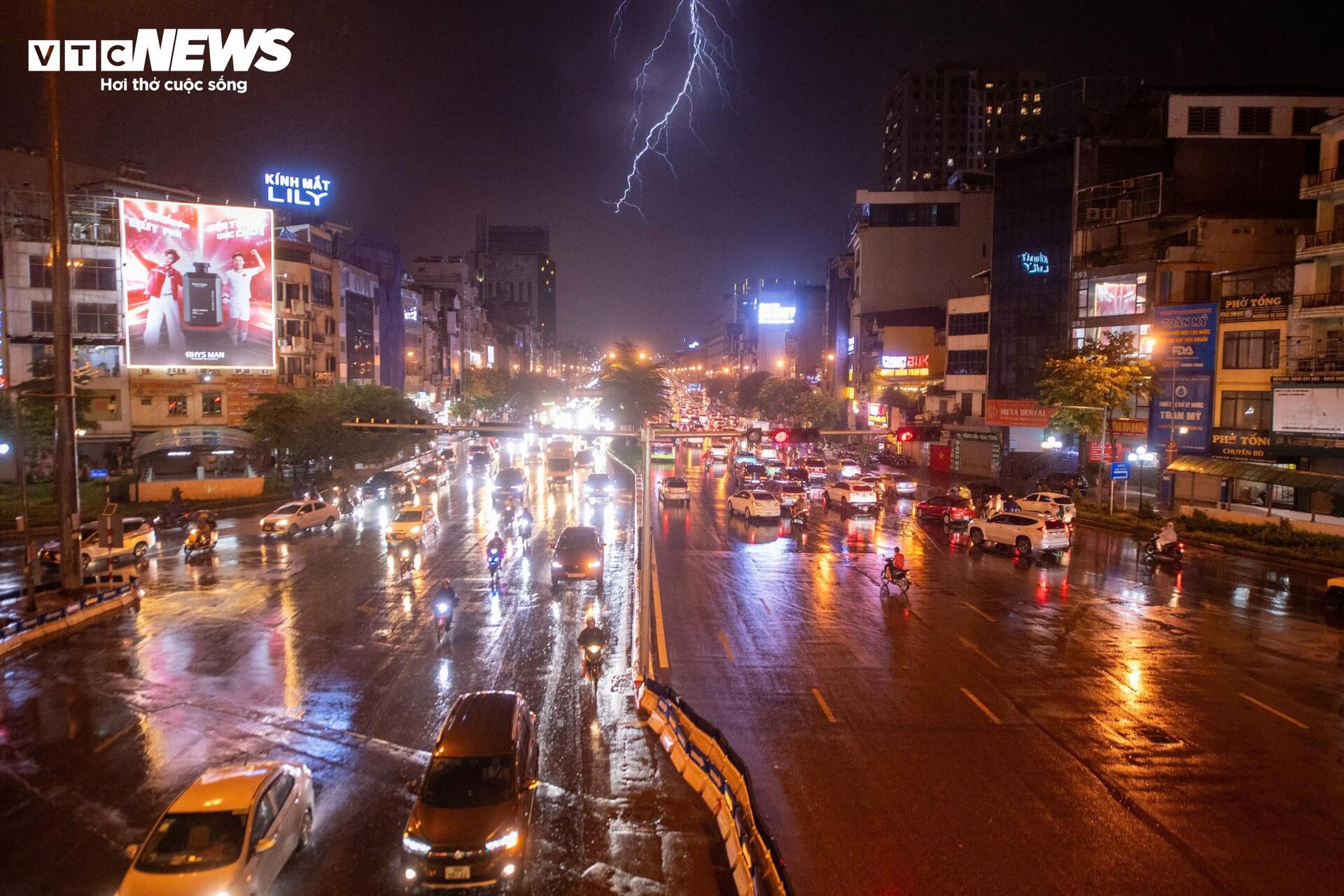 Sấm chớp và mưa lớn khiến người Hà Nội trú tạm gầm cầu tối 30 / 7 - Ảnh 1. Sấm chớp và mưa lớn khiến người Hà Nội trú tạm gầm cầu tối 30 / 7 - Ảnh 1.
