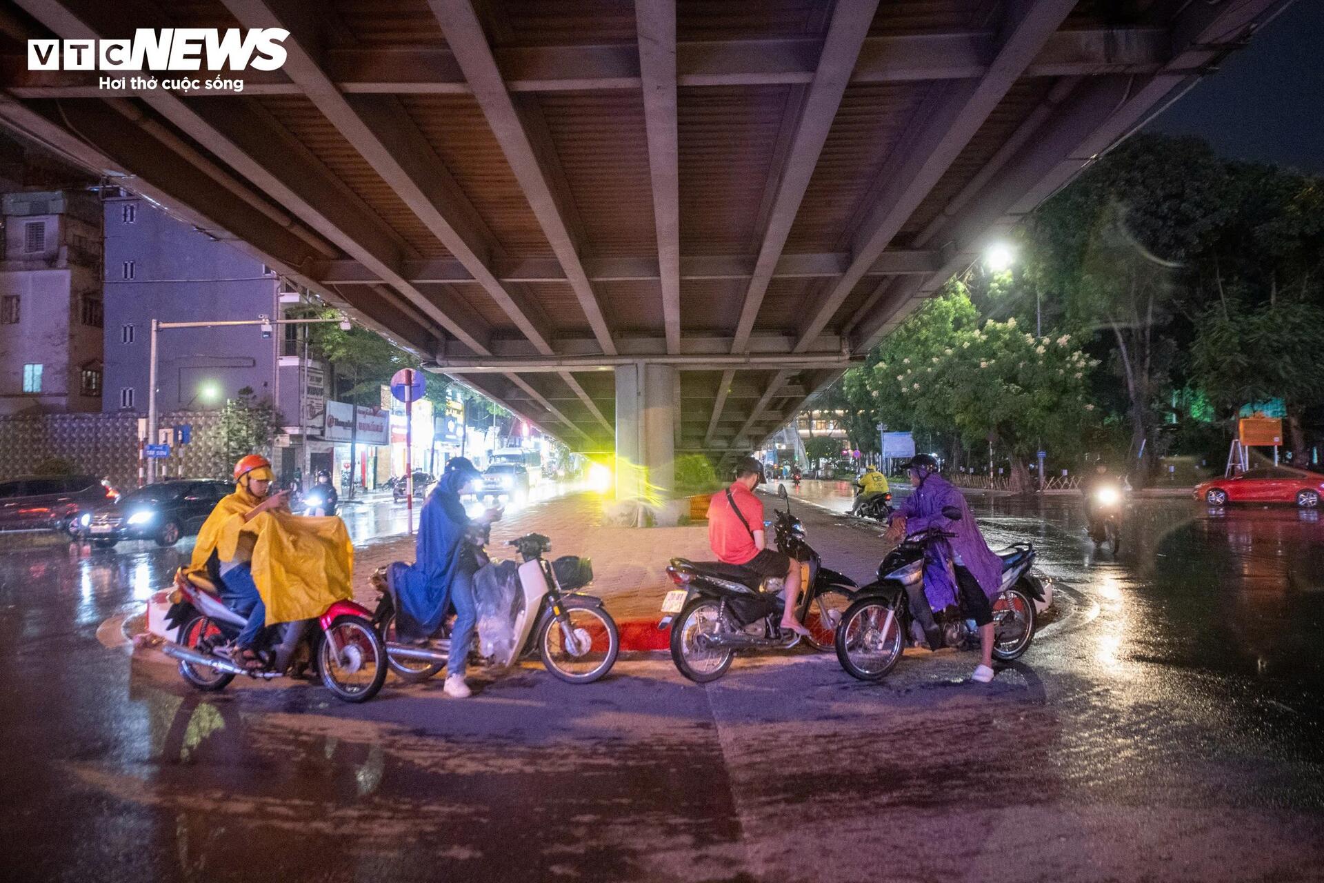 Sấm chớp và mưa lớn khiến người Hà Nội trú tạm gầm cầu tối 30 / 7 - Ảnh 3. Sấm chớp và mưa lớn khiến người Hà Nội trú tạm gầm cầu tối 30 / 7 - Ảnh 3.