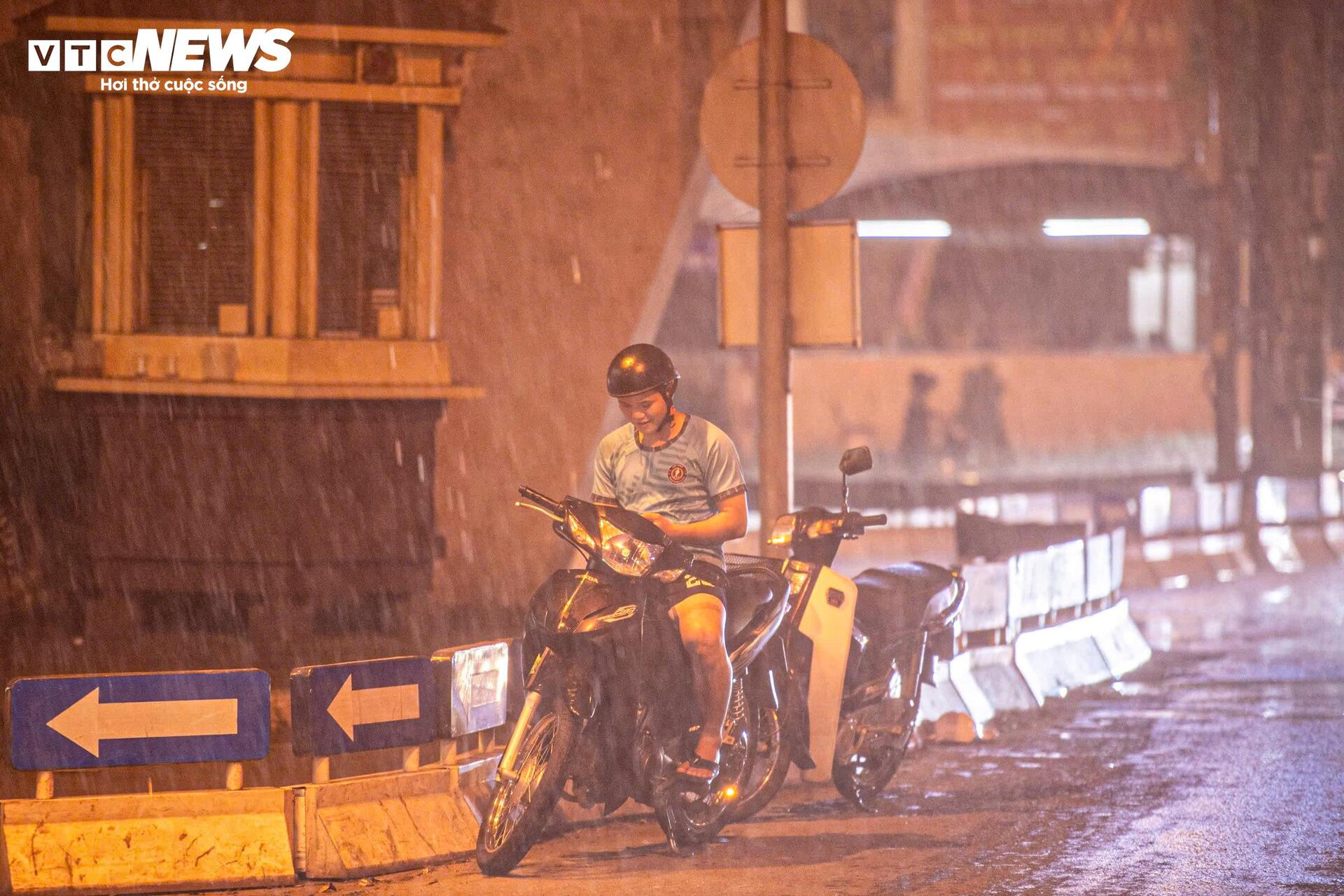 Sấm chớp và mưa lớn khiến người Hà Nội trú tạm gầm cầu tối 30 / 7 - Ảnh 4. Sấm chớp và mưa lớn khiến người Hà Nội trú tạm gầm cầu tối 30 / 7 - Ảnh 4.