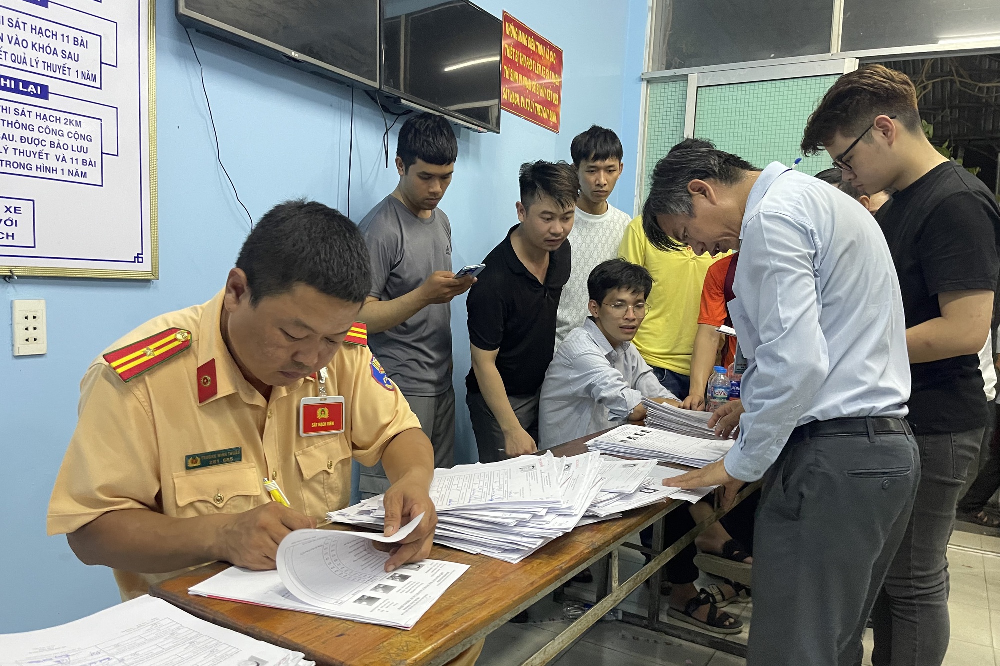 Sát hạch lái xe TP HCM tăng tốc tổ chức thi từ sáng đến nửa đêm - Ảnh 5. Sát hạch lái xe TP HCM tăng tốc tổ chức thi từ sáng đến nửa đêm - Ảnh 5.