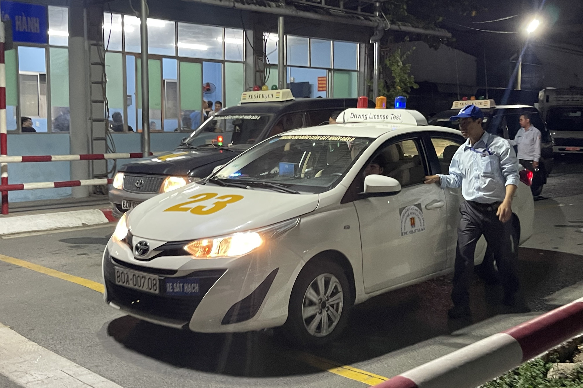 Sát hạch lái xe TP HCM tăng tốc tổ chức thi từ sáng đến nửa đêm - Ảnh 4. Sát hạch lái xe TP HCM tăng tốc tổ chức thi từ sáng đến nửa đêm - Ảnh 4.