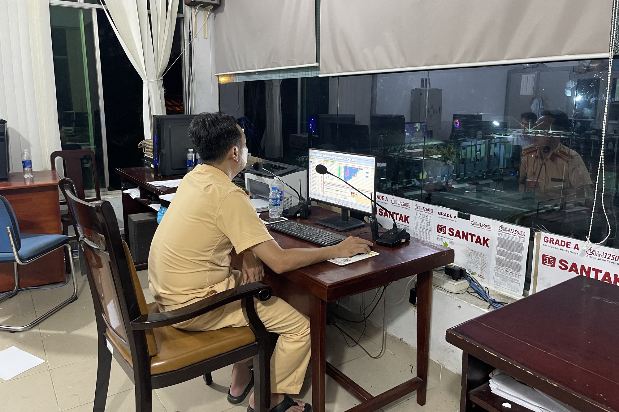 Sát hạch lái xe TP HCM tăng tốc tổ chức thi từ sáng đến nửa đêm - Ảnh 8. Sát hạch lái xe TP HCM tăng tốc tổ chức thi từ sáng đến nửa đêm - Ảnh 8.