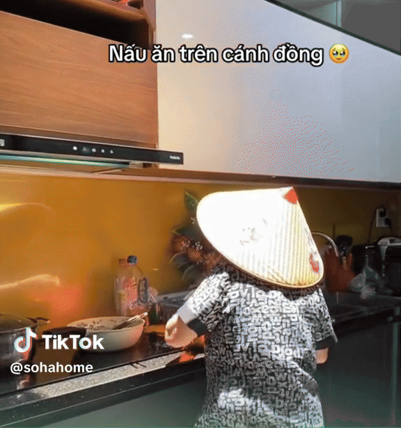 Gia chủ khóc ròng vì thiết kế giếng trời lỗi: Mưa nắng đều khổ - Ảnh 1.