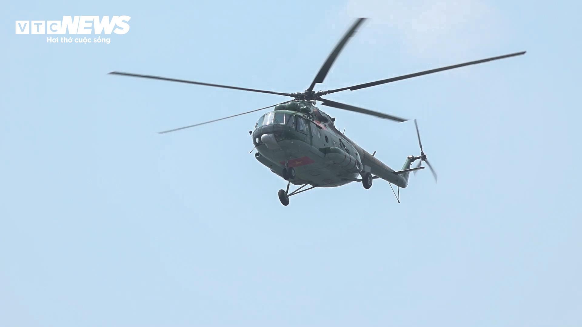 Tiêm kích su - 30 mk2 và trực thăng khảo sát chuẩn bị cho đại lễ 2 / 9 tại Hà Nội - Ảnh 12. Tiêm kích su - 30 mk2 và trực thăng khảo sát chuẩn bị cho đại lễ 2 / 9 tại Hà Nội - Ảnh 12.