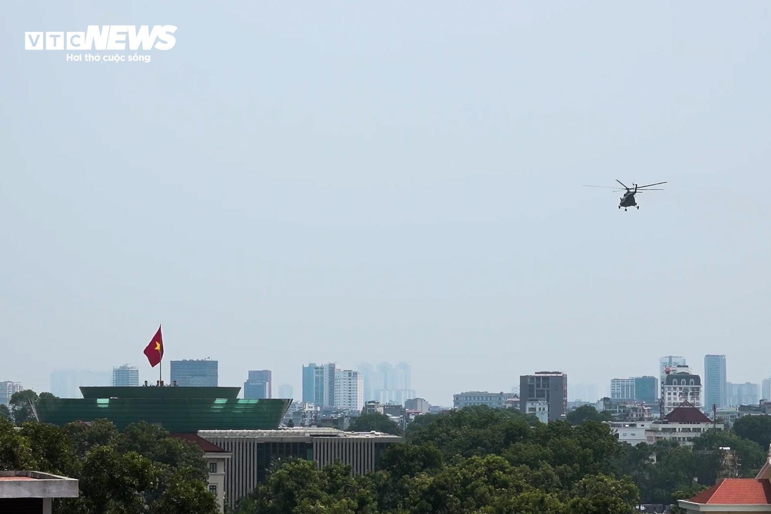 Tiêm kích su - 30 mk2 và trực thăng khảo sát chuẩn bị cho đại lễ 2 / 9 tại Hà Nội - Ảnh 4. Tiêm kích su - 30 mk2 và trực thăng khảo sát chuẩn bị cho đại lễ 2 / 9 tại Hà Nội - Ảnh 4.