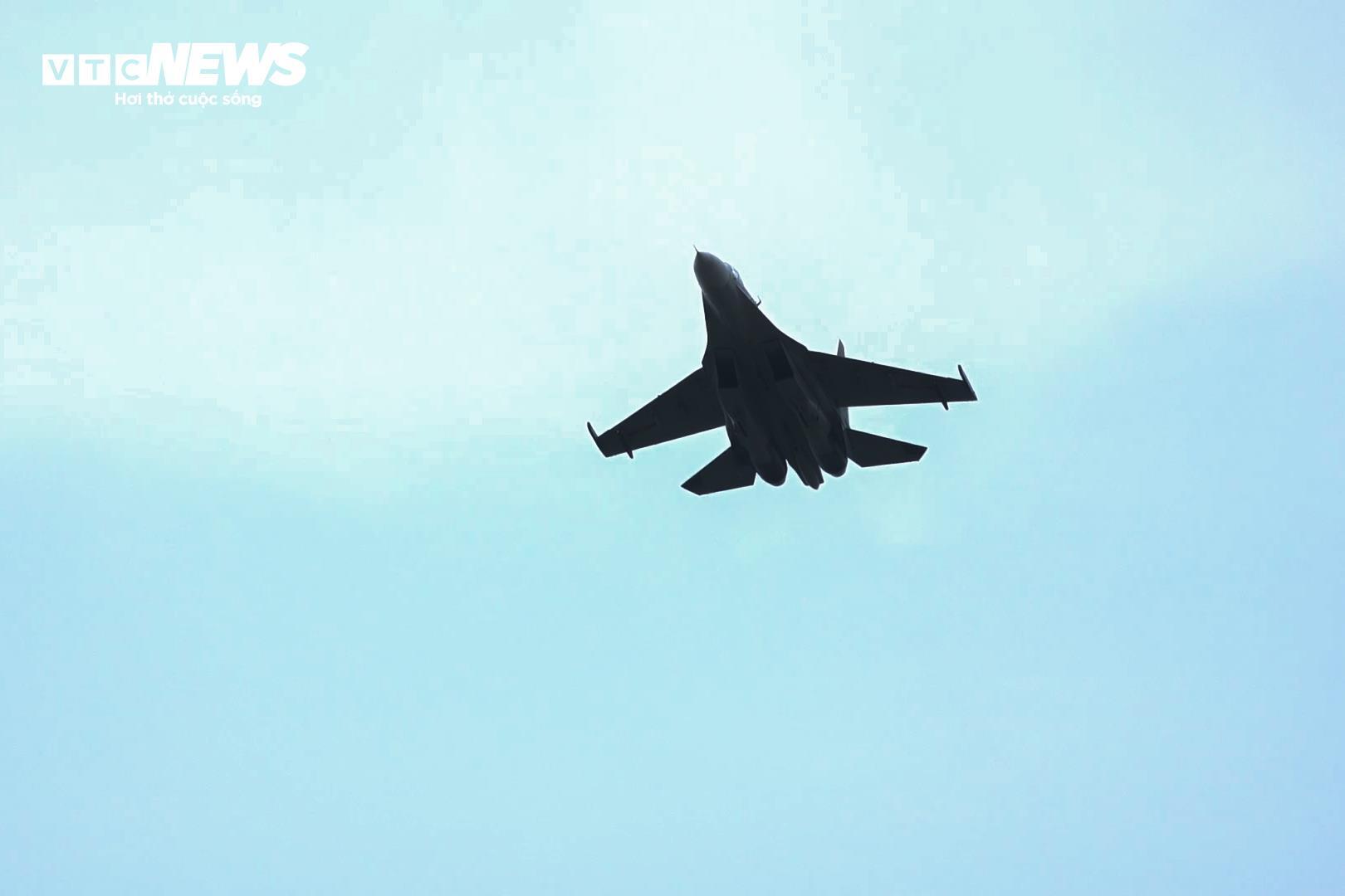 Tiêm kích su - 30 mk2 và trực thăng khảo sát chuẩn bị cho đại lễ 2 / 9 tại Hà Nội - Ảnh 3. Tiêm kích su - 30 mk2 và trực thăng khảo sát chuẩn bị cho đại lễ 2 / 9 tại Hà Nội - Ảnh 3.