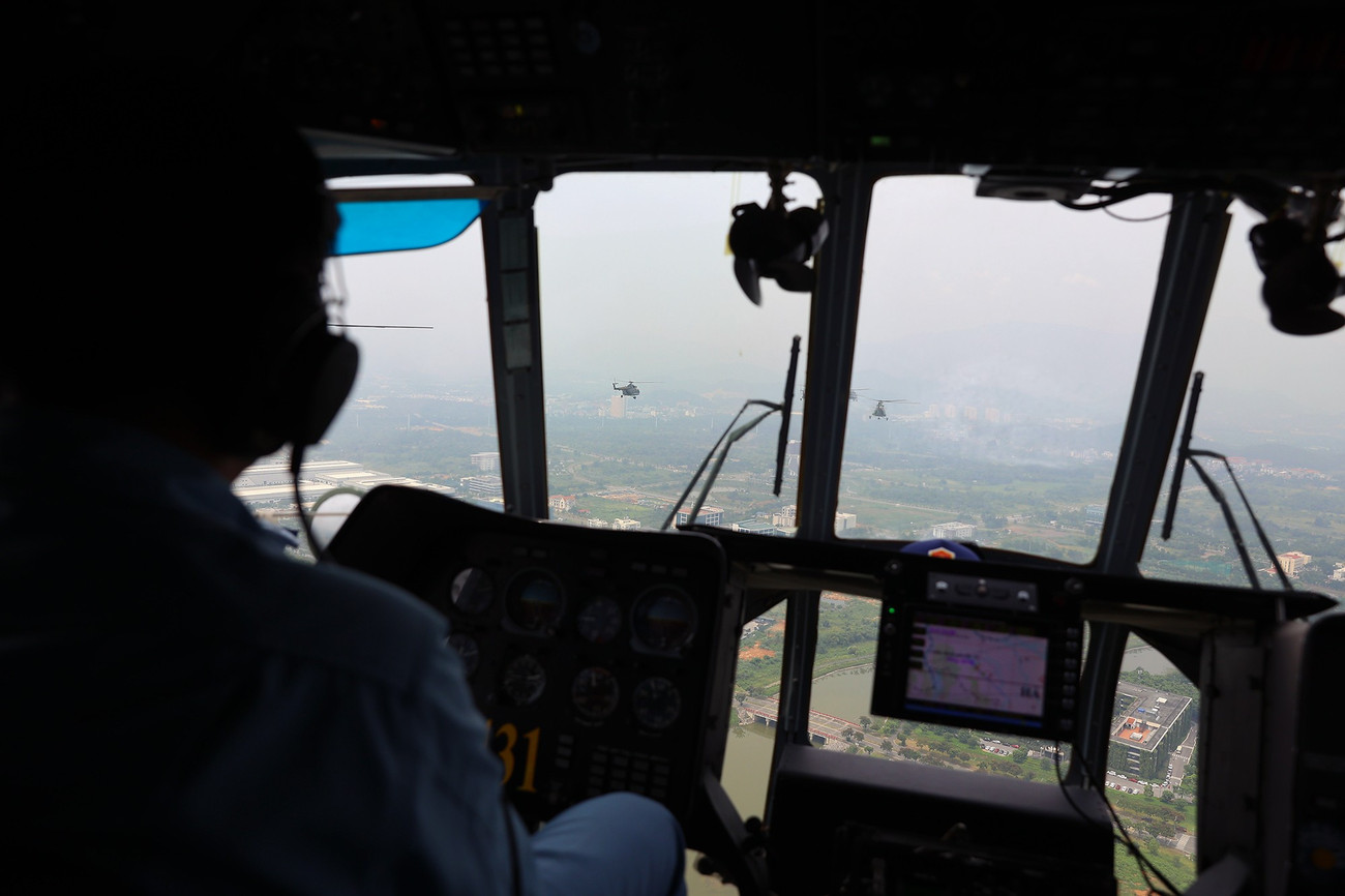 Trực thăng bay Quốc khánh: Hợp luyện đội hình 10 chiếc trên bầu trời Hà Nội - Ảnh 14.