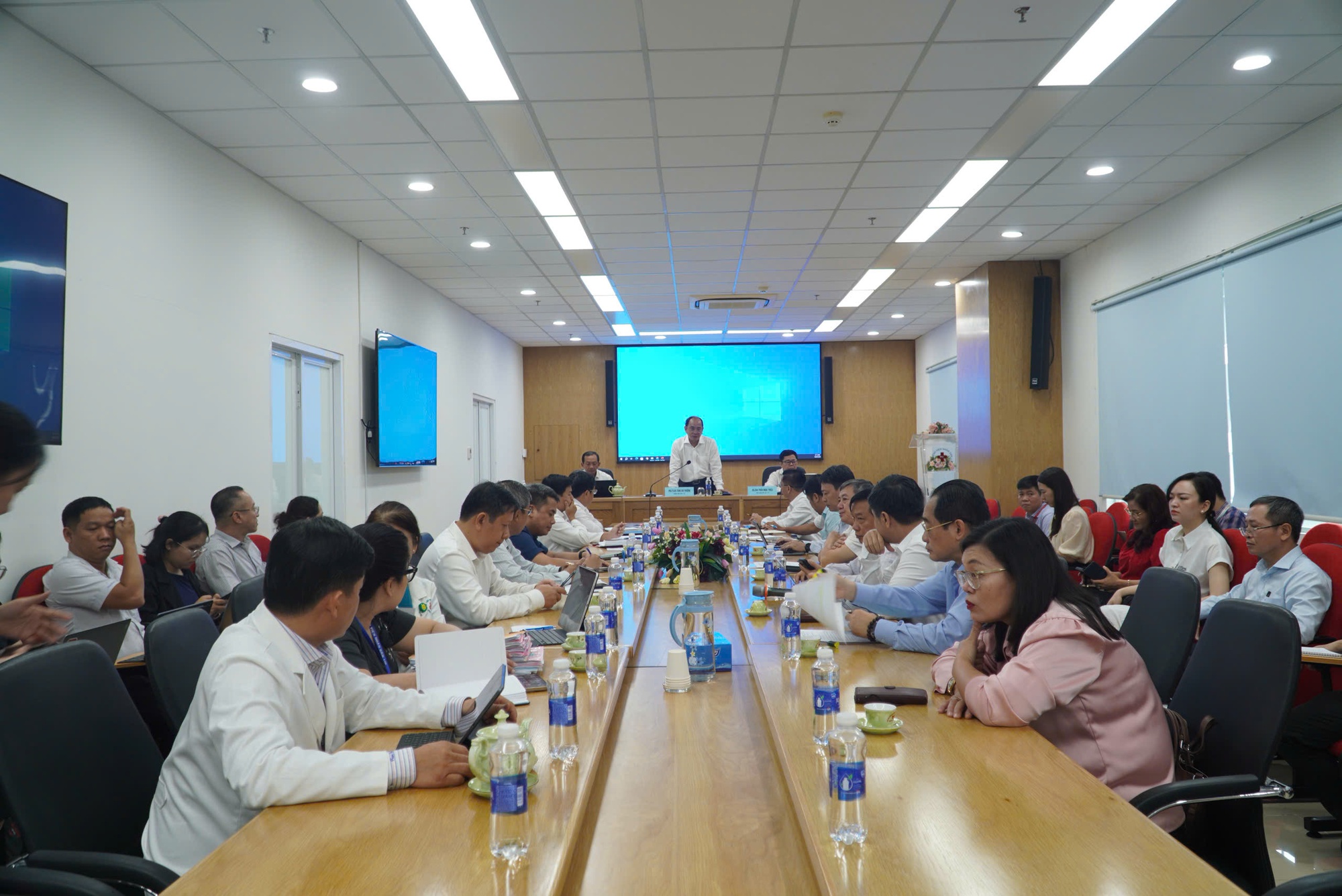 TP HCM họp khẩn để ngăn chặn t&igrave;nh trạng c&ograve; kh&aacute;m bệnh lộng h&agrave;nh - Ảnh 1.