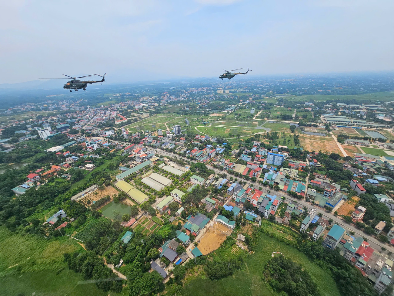 Trực thăng bay Quốc khánh: Hợp luyện đội hình 10 chiếc trên bầu trời Hà Nội - Ảnh 15.