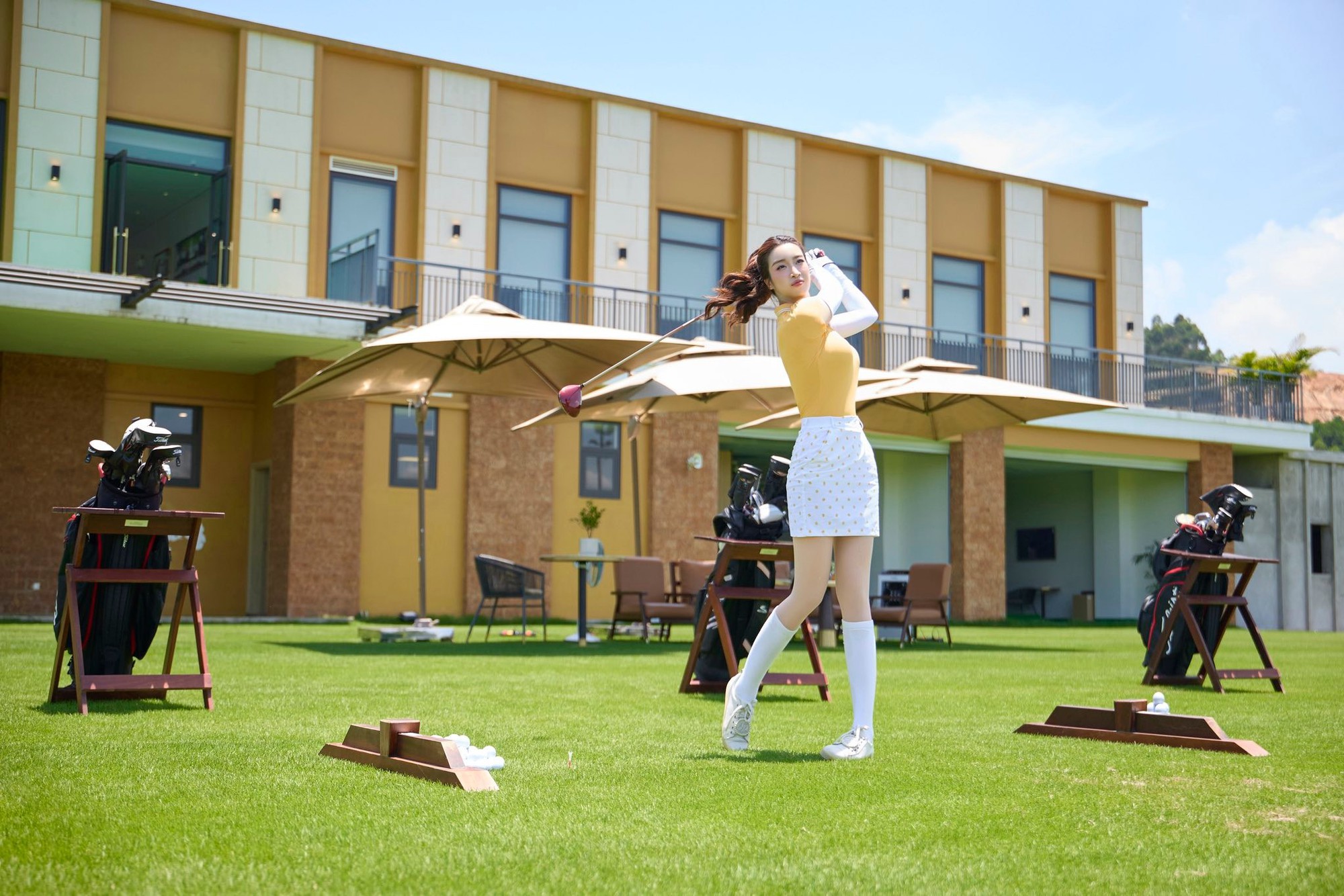 Lộ ảnh chủ tịch nổi tiếng thân mật với hoa hậu Vbiz trên sân golf, visual nàng hậu sáng bừng- Ảnh 2. Lộ ảnh chủ tịch nổi tiếng thân mật với hoa hậu Vbiz trên sân golf, visual nàng hậu sáng bừng- Ảnh 2.