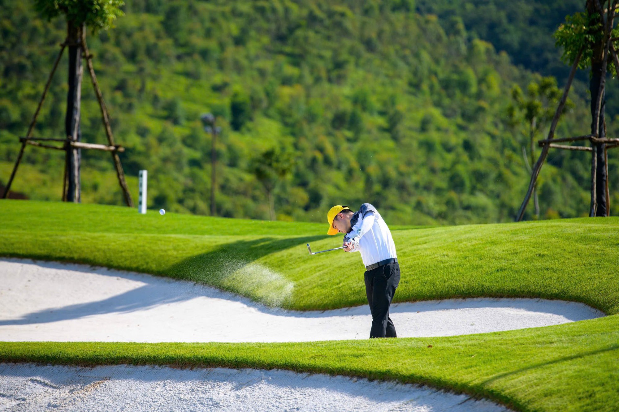 Lộ ảnh chủ tịch nổi tiếng thân mật với hoa hậu Vbiz trên sân golf, visual nàng hậu sáng bừng- Ảnh 6. Lộ ảnh chủ tịch nổi tiếng thân mật với hoa hậu Vbiz trên sân golf, visual nàng hậu sáng bừng- Ảnh 6.
