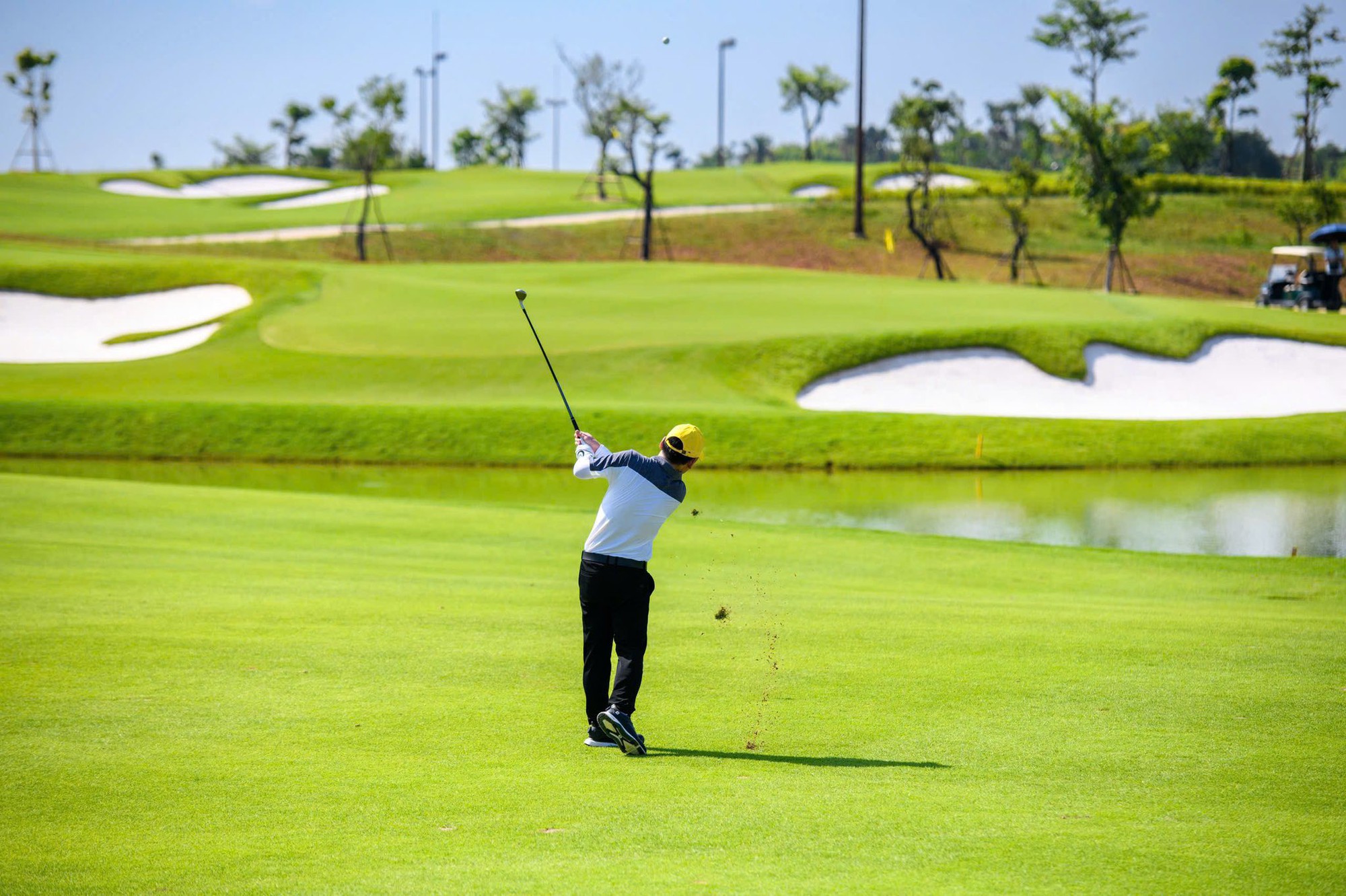 Lộ ảnh chủ tịch nổi tiếng thân mật với hoa hậu Vbiz trên sân golf, visual nàng hậu sáng bừng- Ảnh 7. Lộ ảnh chủ tịch nổi tiếng thân mật với hoa hậu Vbiz trên sân golf, visual nàng hậu sáng bừng- Ảnh 7.