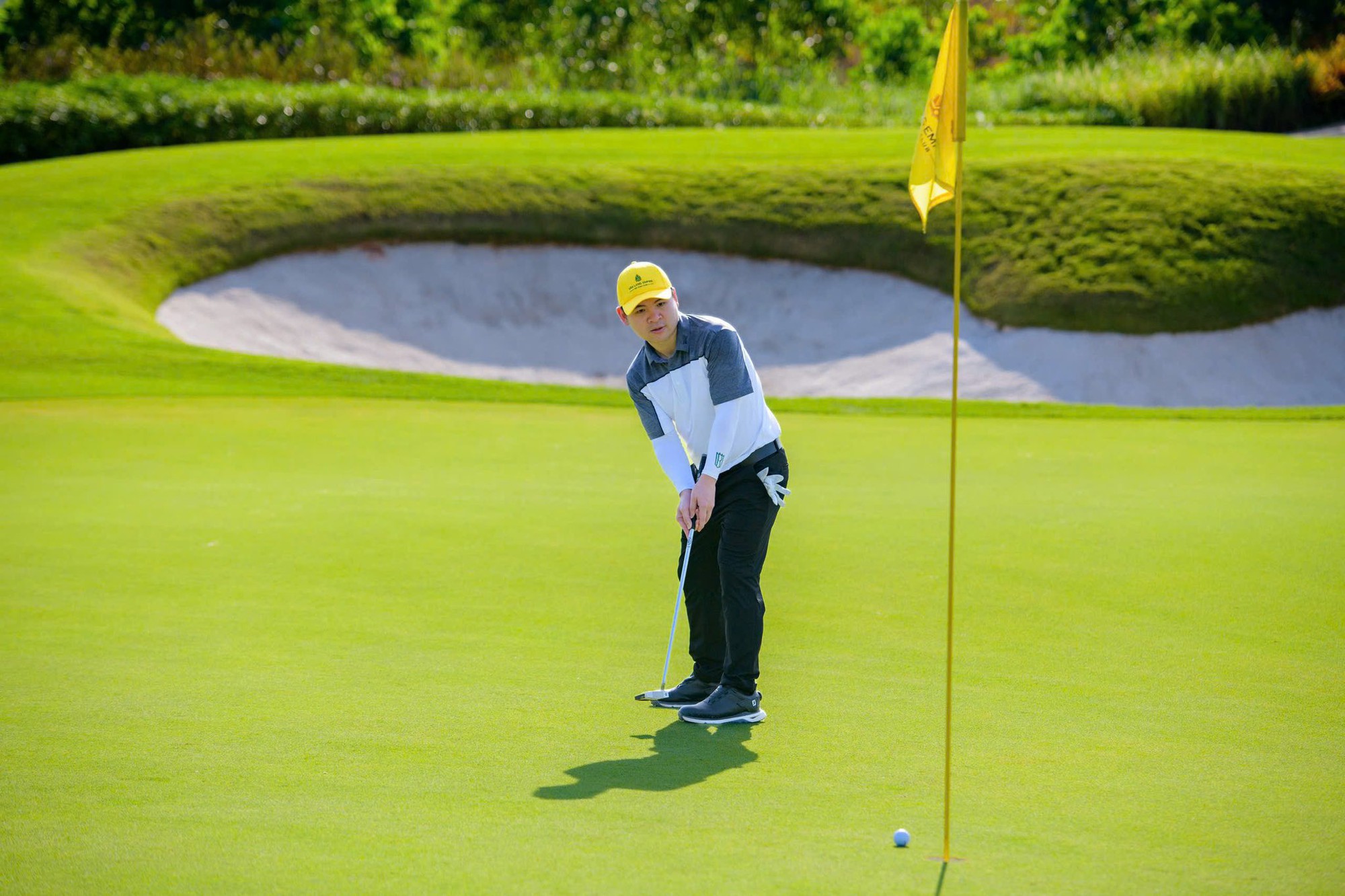 Lộ ảnh chủ tịch nổi tiếng thân mật với hoa hậu Vbiz trên sân golf, visual nàng hậu sáng bừng- Ảnh 8. Lộ ảnh chủ tịch nổi tiếng thân mật với hoa hậu Vbiz trên sân golf, visual nàng hậu sáng bừng- Ảnh 8.