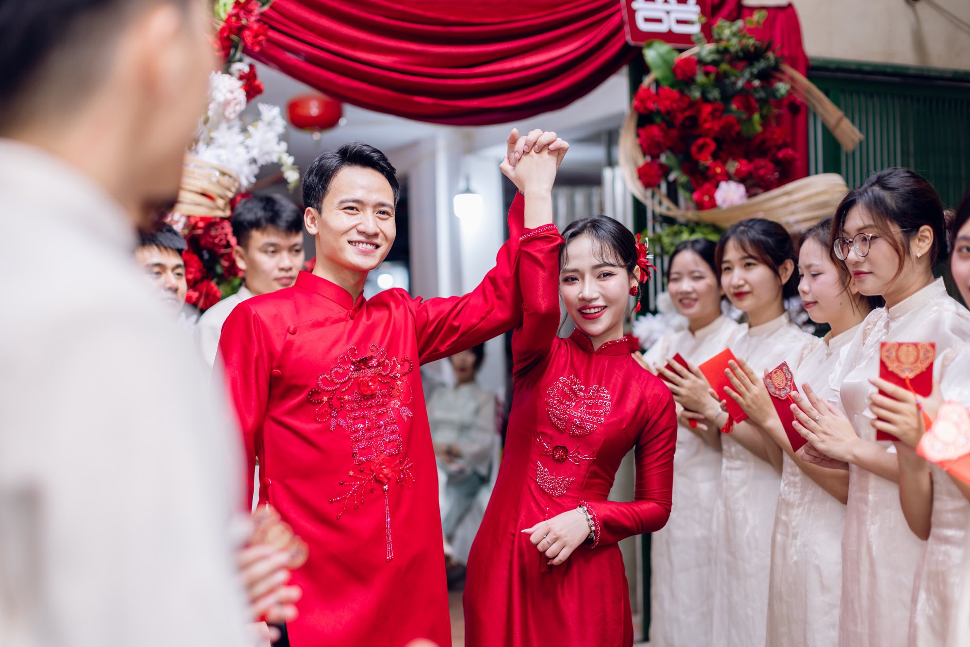 Hé lộ ảnh cưới của "nam thần" U23 Việt Nam và hotgirl NEU, nàng WAG vừa xinh học vấn lại càng đáng nể - Ảnh 3.