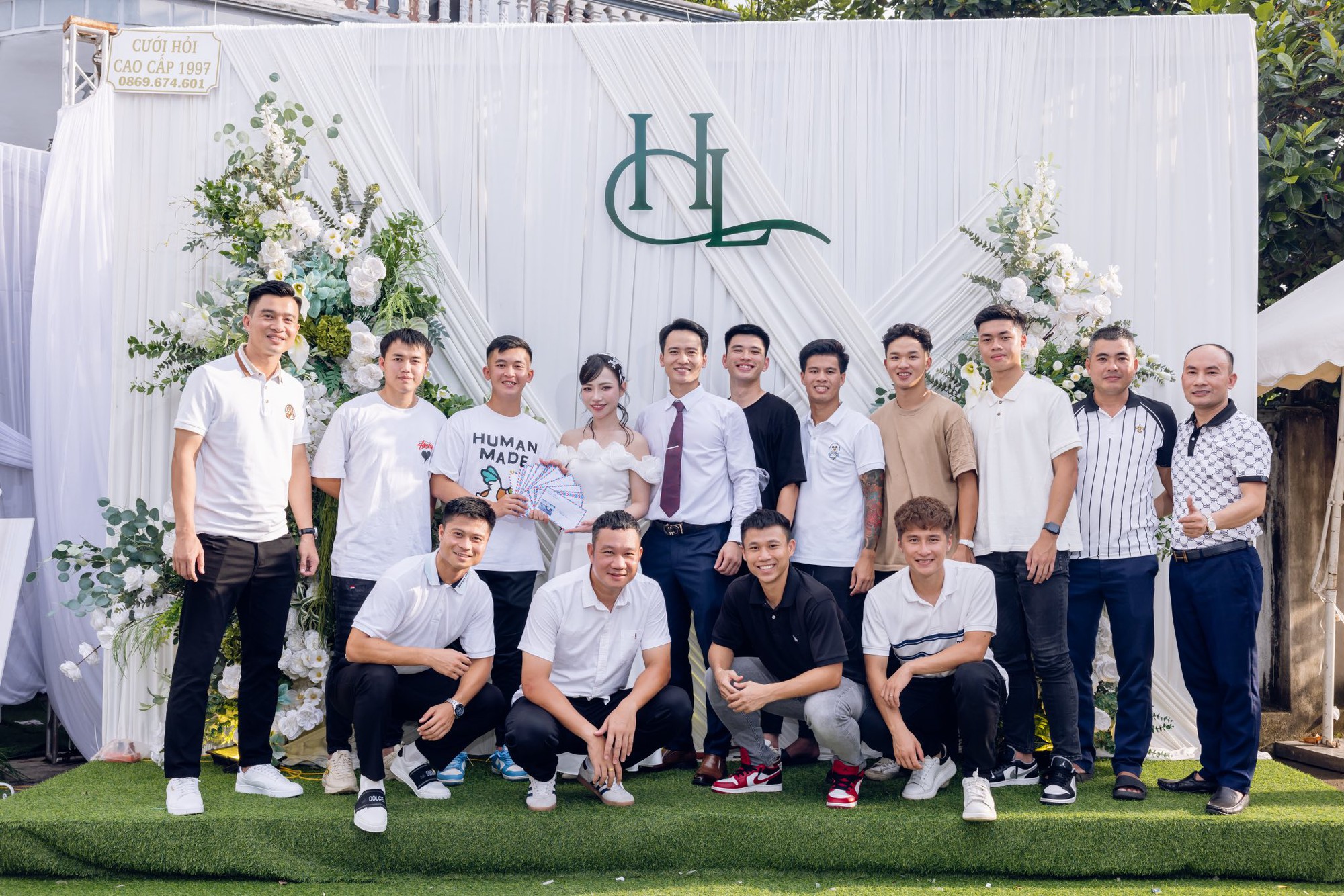 Hé lộ ảnh cưới của "nam thần" U23 Việt Nam và hotgirl NEU, nàng WAG vừa xinh học vấn lại càng đáng nể - Ảnh 11.