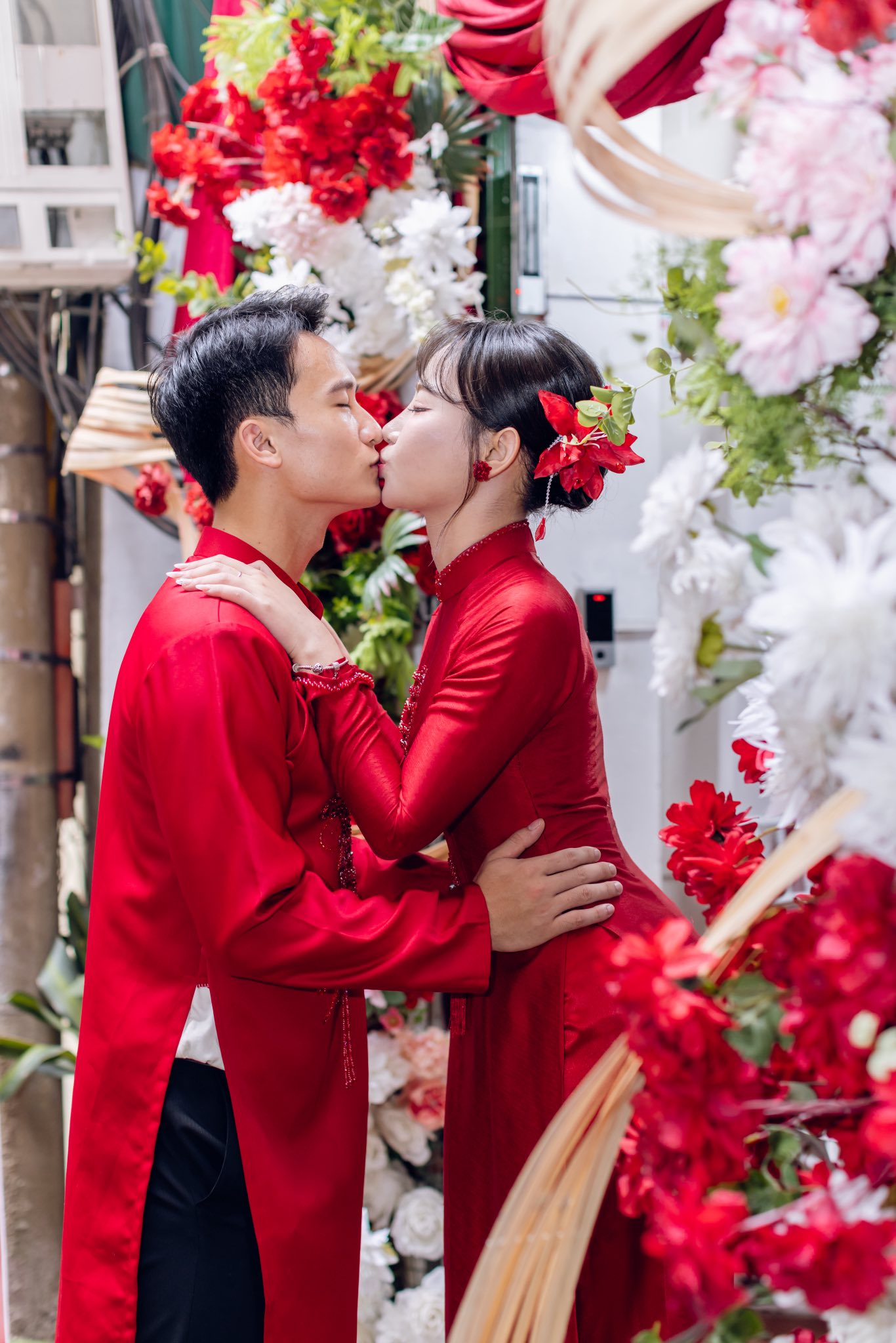 Hé lộ ảnh cưới của "nam thần" U23 Việt Nam và hotgirl NEU, nàng WAG vừa xinh học vấn lại càng đáng nể - Ảnh 4.