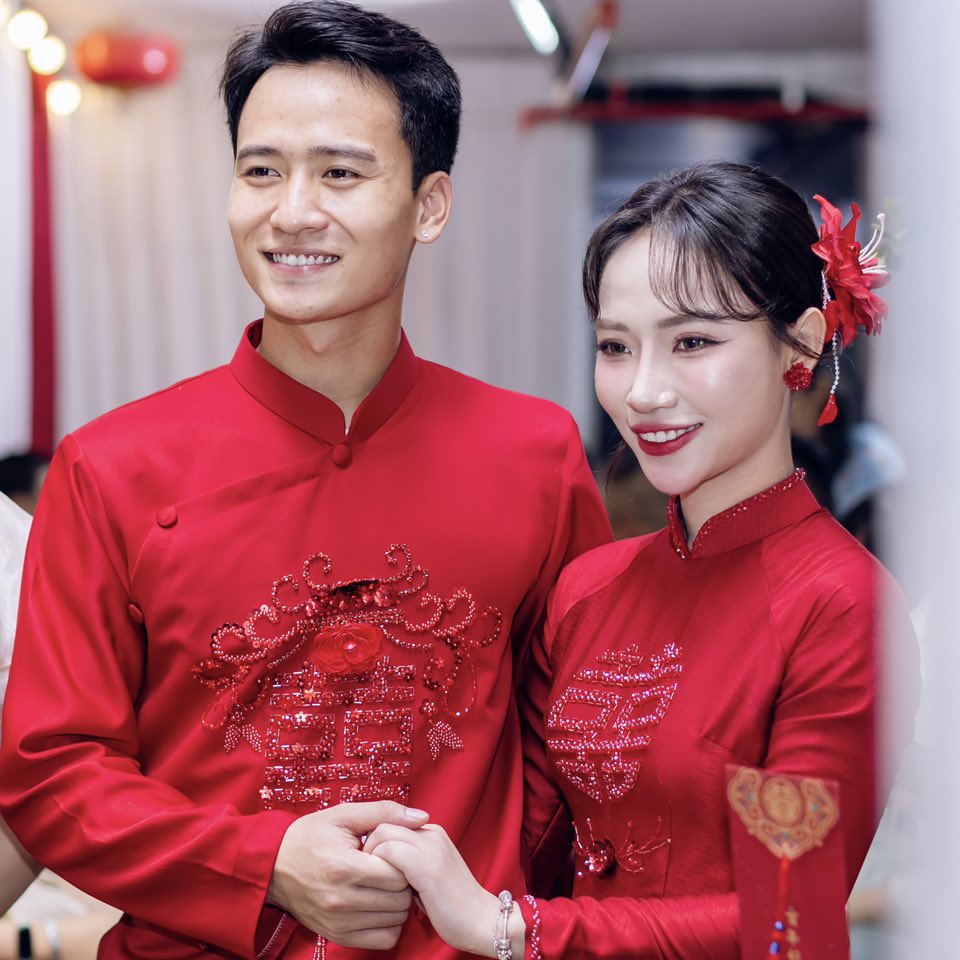 Hé lộ ảnh cưới của "nam thần" U23 Việt Nam và hotgirl NEU, nàng WAG vừa xinh học vấn lại càng đáng nể - Ảnh 1.