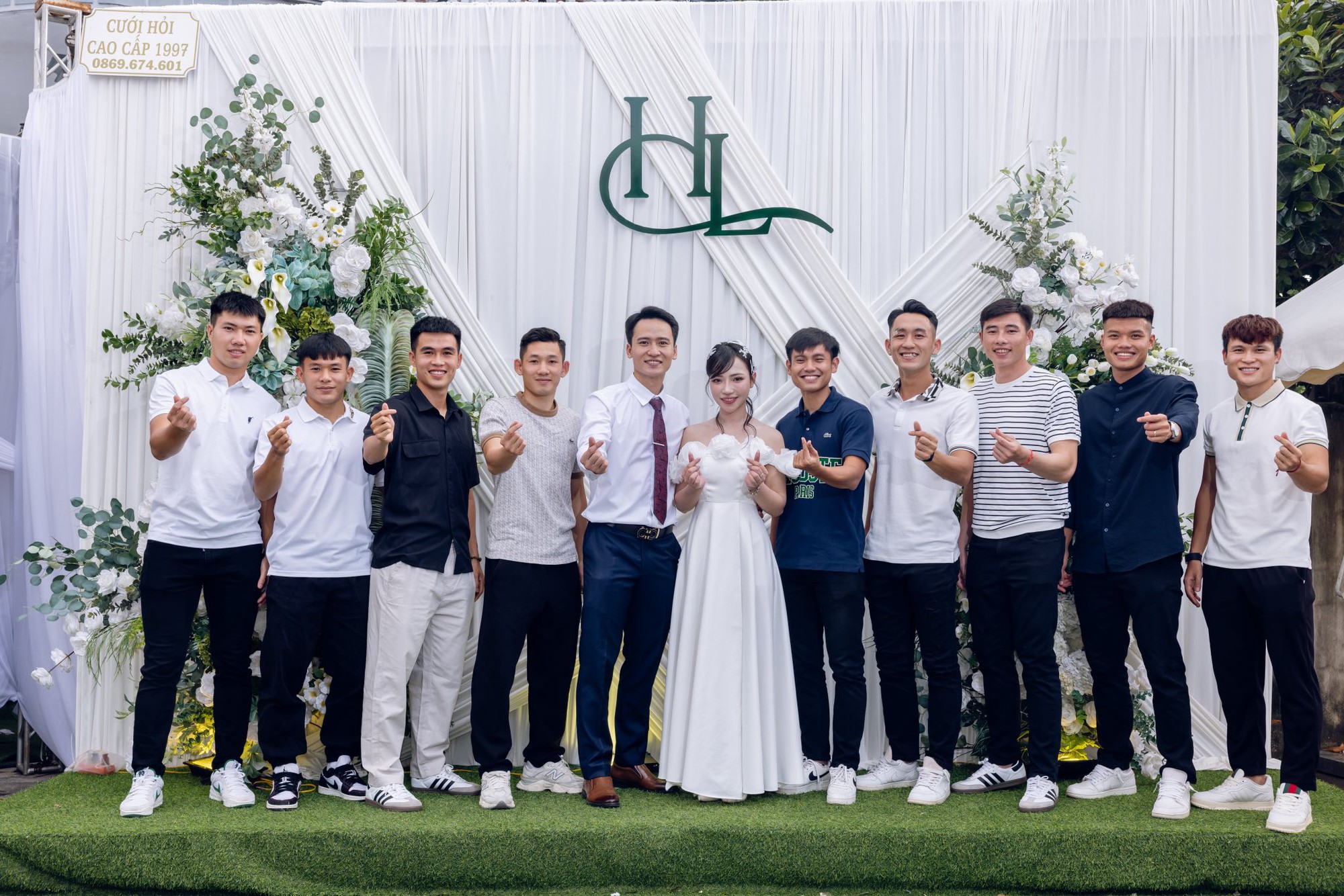 Hé lộ ảnh cưới của "nam thần" U23 Việt Nam và hotgirl NEU, nàng WAG vừa xinh học vấn lại càng đáng nể - Ảnh 8.