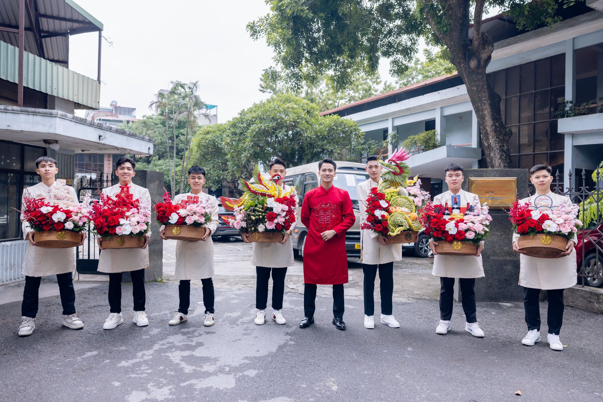 Hé lộ ảnh cưới của "nam thần" U23 Việt Nam và hotgirl NEU, nàng WAG vừa xinh học vấn lại càng đáng nể - Ảnh 6.
