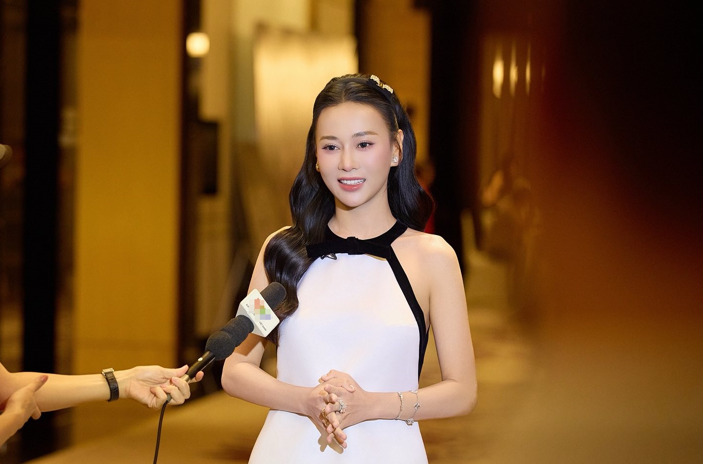 Diễn viên Phương Oanh - vợ Shark Bình: "Tôi bảo chồng sướng thật, cưới 1 cô mà thành 5,7 cô" - Ảnh 1.