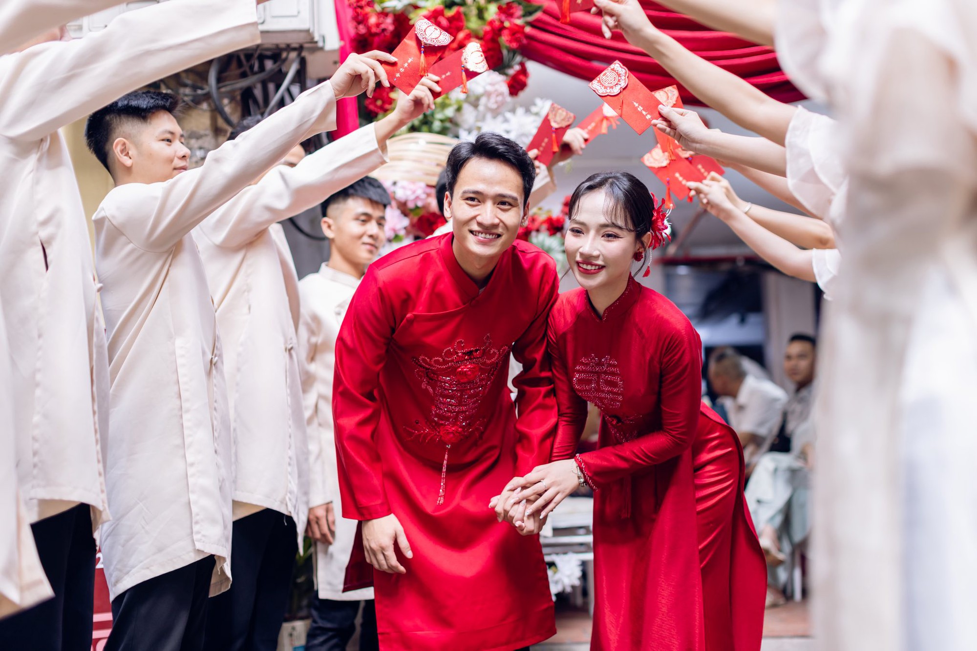 Hé lộ ảnh cưới của "nam thần" U23 Việt Nam và hotgirl NEU, nàng WAG vừa xinh học vấn lại càng đáng nể - Ảnh 2.