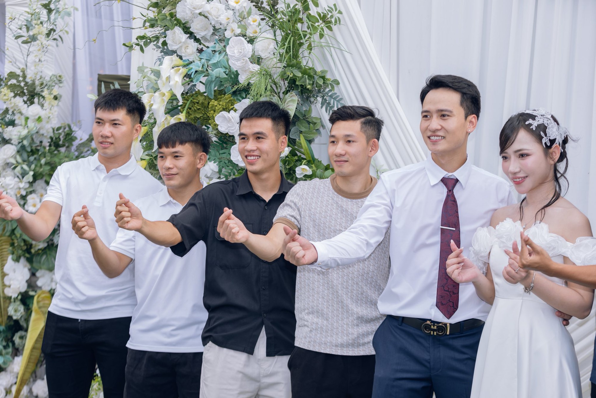 Hé lộ ảnh cưới của "nam thần" U23 Việt Nam và hotgirl NEU, nàng WAG vừa xinh học vấn lại càng đáng nể - Ảnh 7.