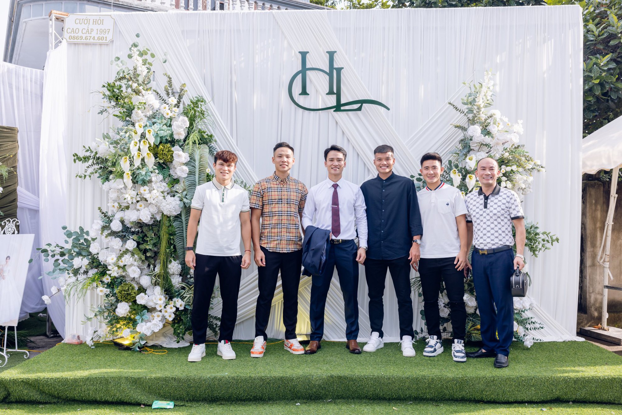 Hé lộ ảnh cưới của "nam thần" U23 Việt Nam và hotgirl NEU, nàng WAG vừa xinh học vấn lại càng đáng nể - Ảnh 9.