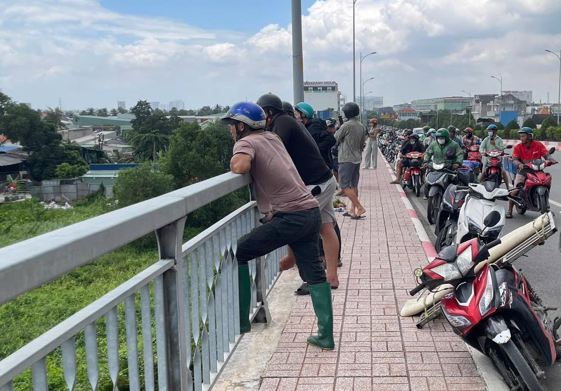 Tìm cô gái nhảy cầu ở sông Sài Gòn phát hiện thi thể nam giới gần cầu Phú Long - Ảnh 1.