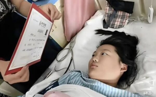 Nữ sinh đang bị h&ocirc;n m&ecirc;, đứng trước cửa tử bỗng tỉnh dậy sau khi cha đưa ra một tờ giấy trước mặt- Ảnh 1.