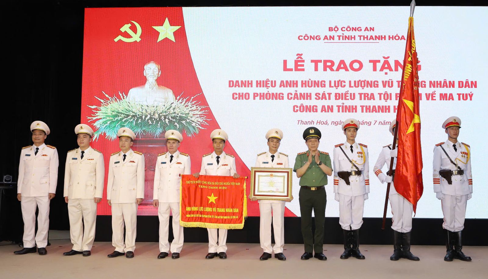 Đại tướng Lương Tam Quang trao danh hiệu Anh hùng cho một phòng Công an Thanh Hóa- Ảnh 1.
