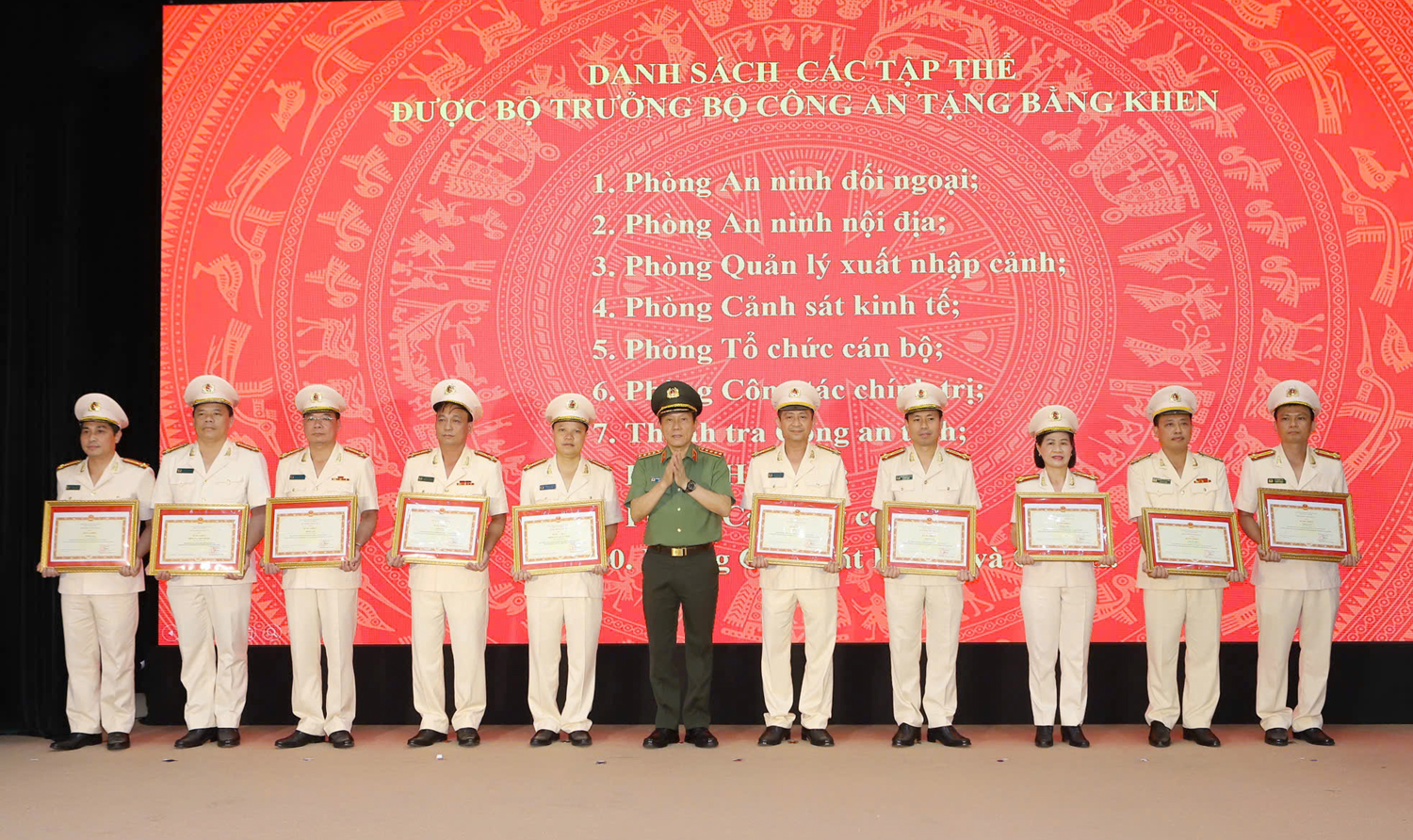 Đại tướng Lương Tam Quang trao danh hiệu Anh hùng cho một phòng Công an Thanh Hóa- Ảnh 2.