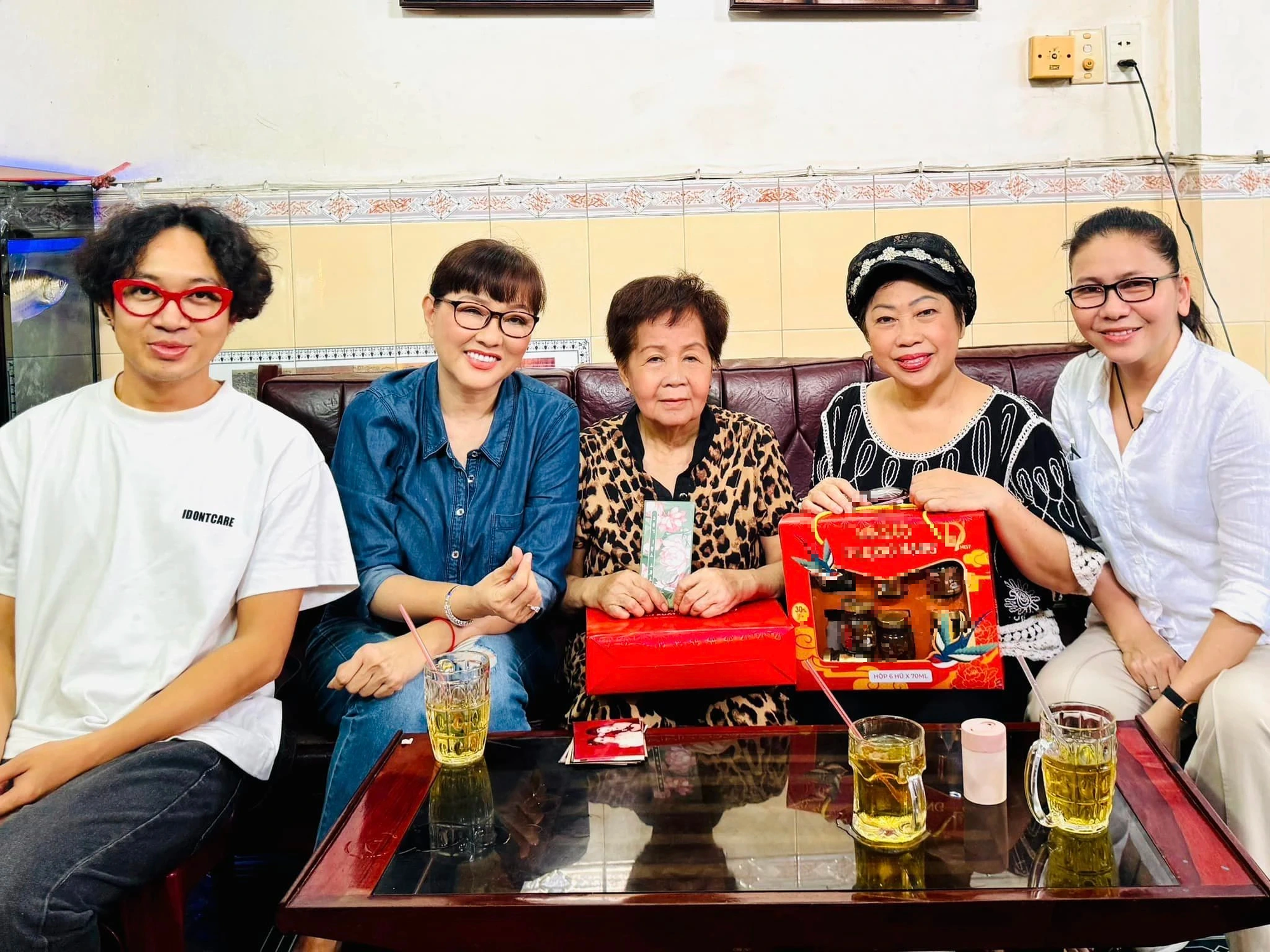 Cuộc sống ở tuổi U80 của nữ nghệ sĩ được Kim Tử Long lấy nước thừa của khách cho uống - Ảnh 2.