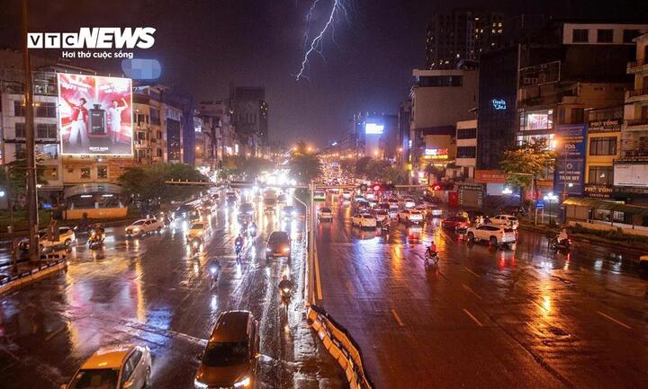 Chuy&ecirc;n gia l&yacute; giải nguy&ecirc;n nh&acirc;n mưa d&ocirc;ng trở lại v&agrave; nắng n&oacute;ng dịu dần ở miền Bắc - Ảnh 1.