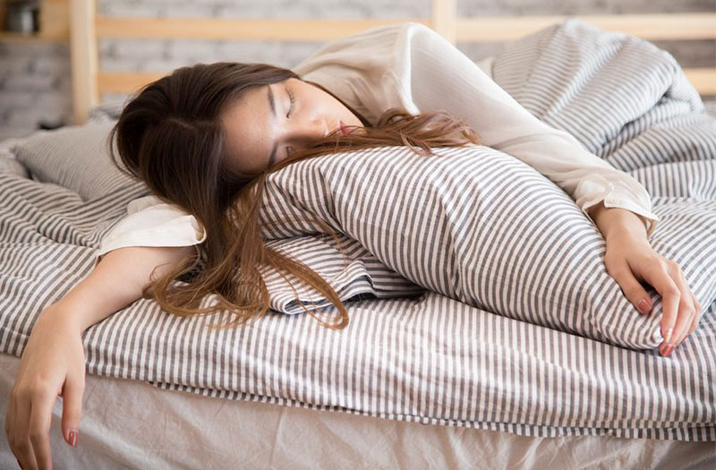 Nghiên cứu mới chỉ ra: Ngủ nhiều hay ngủ ít có hại hơn? Câu trả lời của chuyên gia khiến nhiều người phải thay đổi suy nghĩ - Ảnh 1.