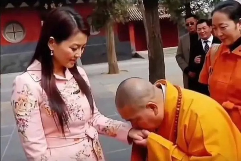 Trụ trì Thiếu Lâm Tự bị điều tra: MC giàu nhất Cbiz lộ ảnh phản cảm, 1 mỹ nhân dính biến bị xóa sạch phim- Ảnh 2. Trụ trì Thiếu Lâm Tự bị điều tra: MC giàu nhất Cbiz lộ ảnh phản cảm, 1 mỹ nhân dính biến bị xóa sạch phim- Ảnh 2.