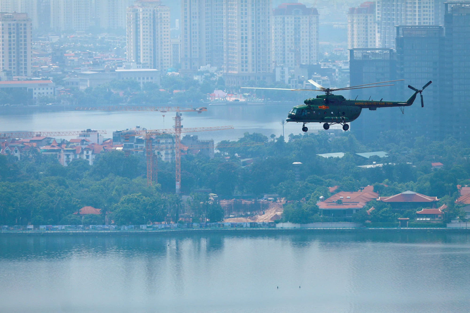Tiêm kích su - 30 mk2 và Trực thăng Mi bay trên bầu trời Hà Nội - Ảnh 5.