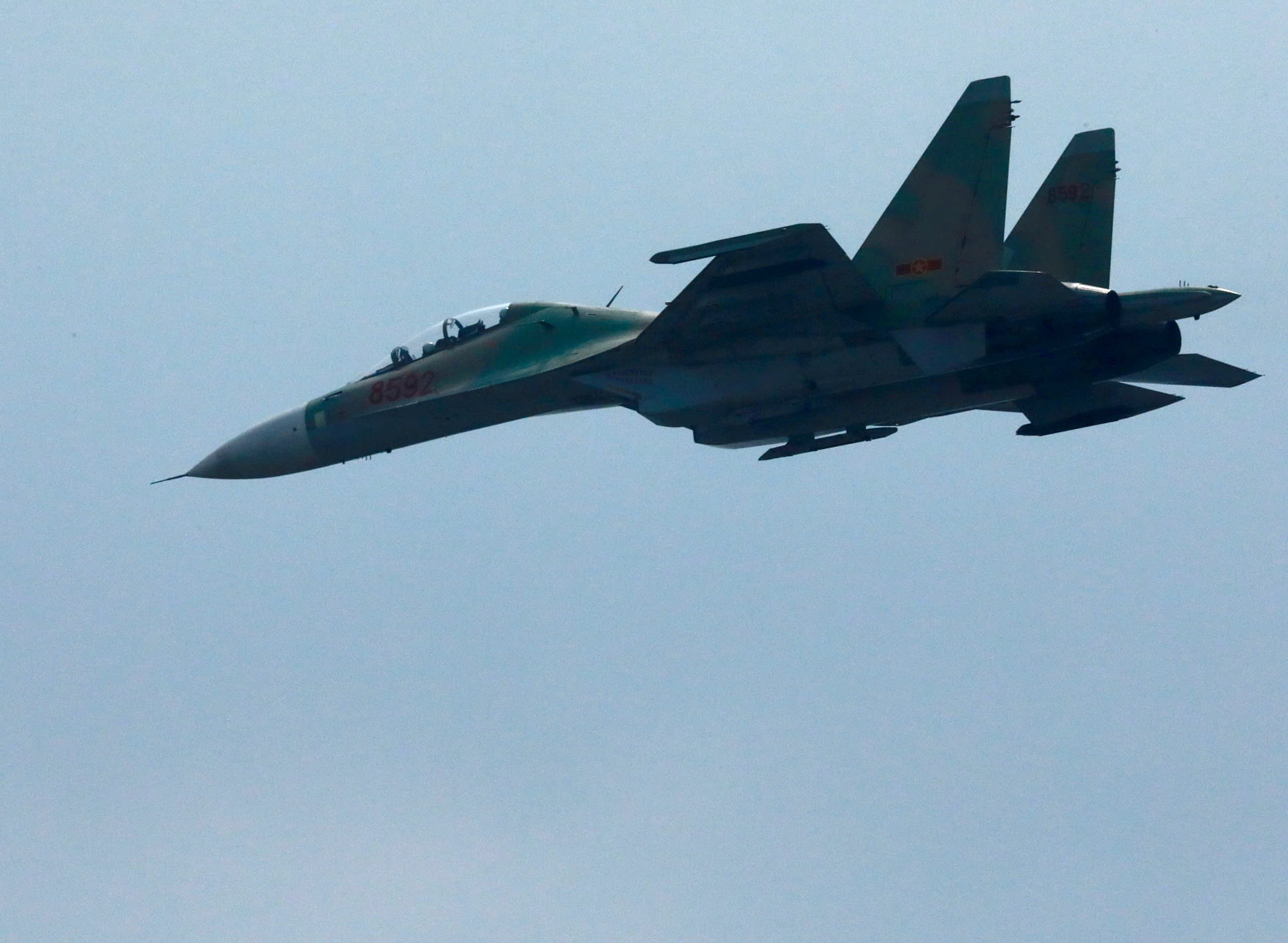 Tiêm kích su - 30 mk2 và Trực thăng Mi bay trên bầu trời Hà Nội - Ảnh 6.