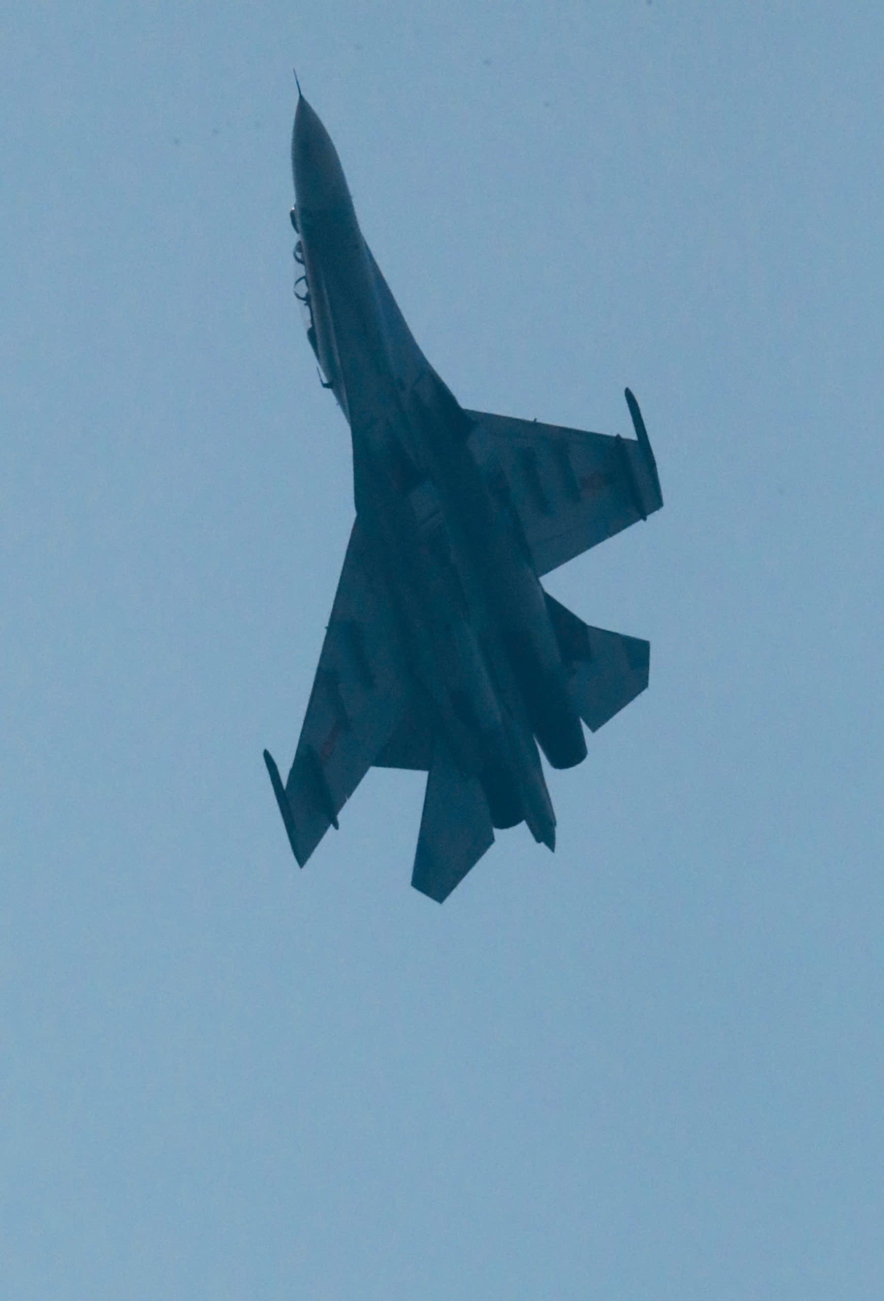 Tiêm kích su - 30 mk2 và Trực thăng Mi bay trên bầu trời Hà Nội - Ảnh 7.