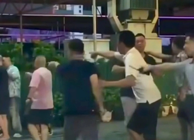 Người phụ nữ bị nhóm đàn ông lạ mặt sàm sỡ, hành hung trước quán karaoke lên tiếng- Ảnh 3.