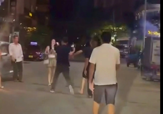 Xác minh thông tin nhóm đàn ông xàm sỡ, hành hung phụ nữ trước quán karaoke- Ảnh 1.
