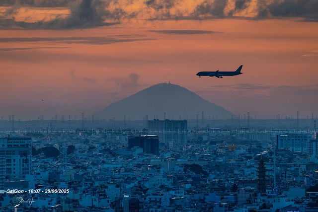 Tấm ảnh &ldquo;ở TP.HCM cũng nh&igrave;n được n&uacute;i B&agrave; Đen&rdquo; bị nghi cắt gh&eacute;p, t&aacute;c giả bất ngờ l&ecirc;n tiếng- Ảnh 1.