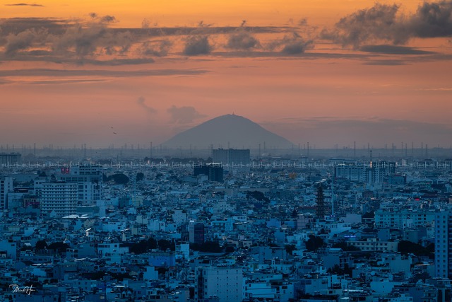 Tấm ảnh &ldquo;ở TP.HCM cũng nh&igrave;n được n&uacute;i B&agrave; Đen&rdquo; bị nghi cắt gh&eacute;p, t&aacute;c giả bất ngờ l&ecirc;n tiếng- Ảnh 4.