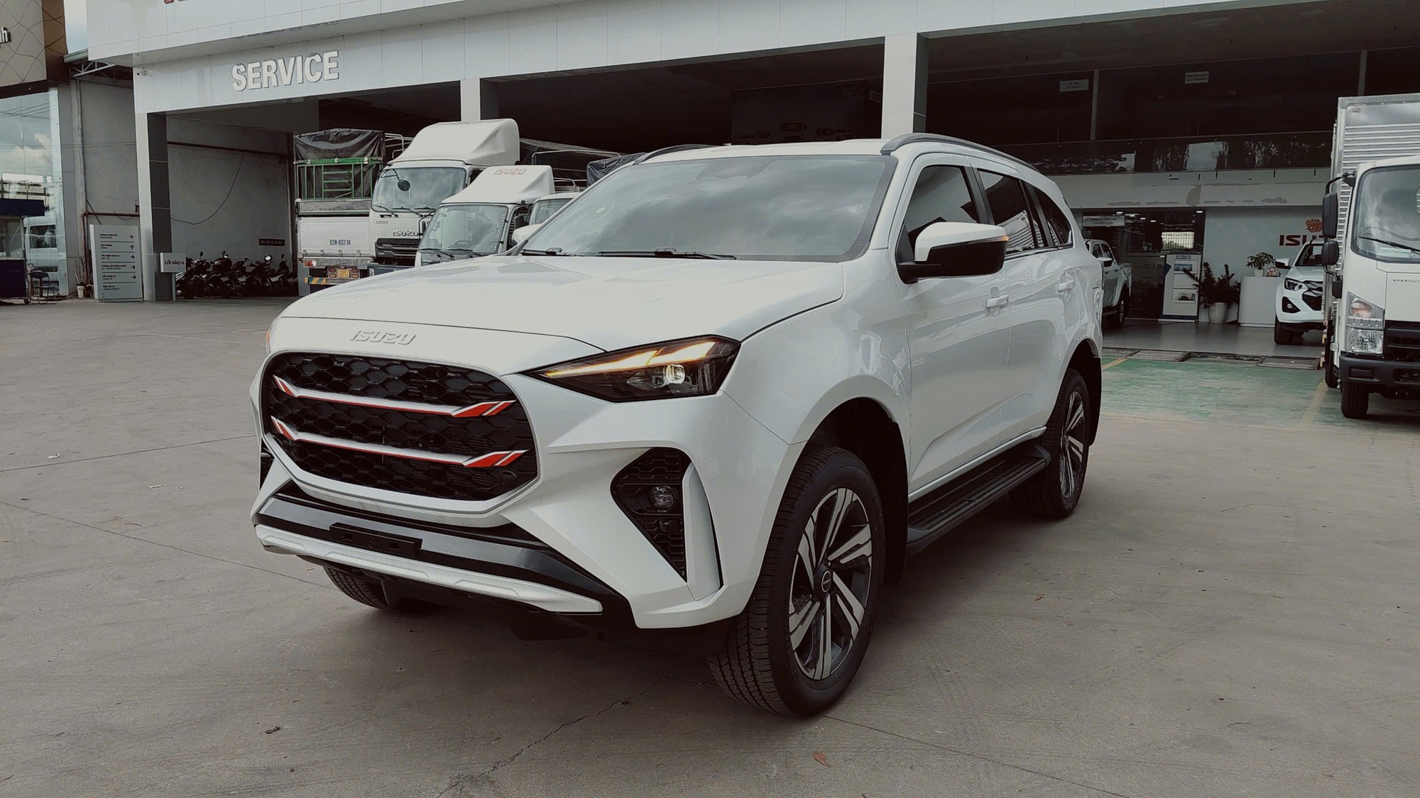 Isuzu mu-X ra mắt chưa đầy 1 tháng đã giảm giá tại đại lý: Bản tiêu chuẩn còn 914 triệu đồng, chưa giảm sâu như Everest - Ảnh 3.