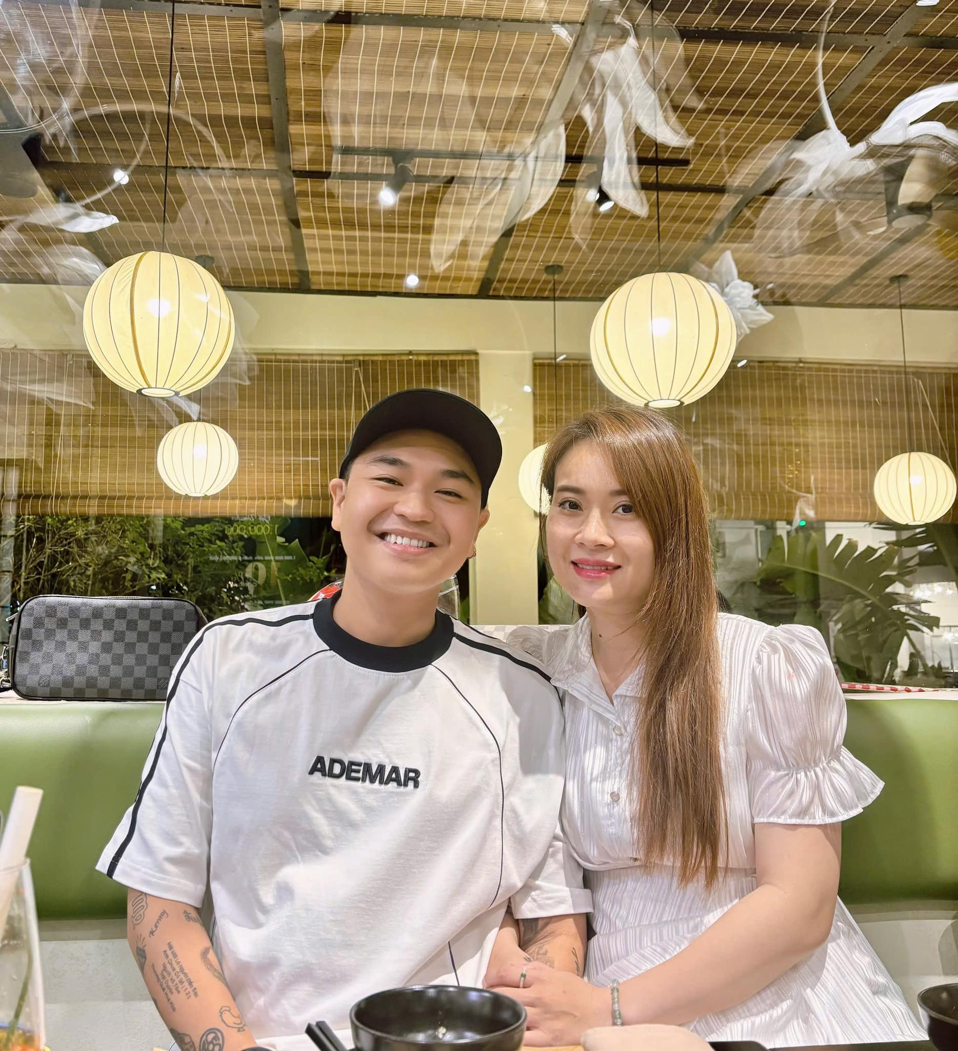 Nam ca sĩ Việt cầm tay vợ hơn 8 tuổi, có 2 con riêng hát da diết, thể hiện tình yêu mãnh liệt - Ảnh 2.