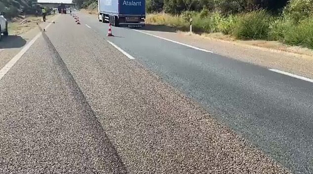 Chiếc xe tang lặng lẽ đưa thi thể Diogoa về nước, tang lễ tổ chức h&ocirc;m nay, hoa tưởng niệm rải đầy- Ảnh 10.