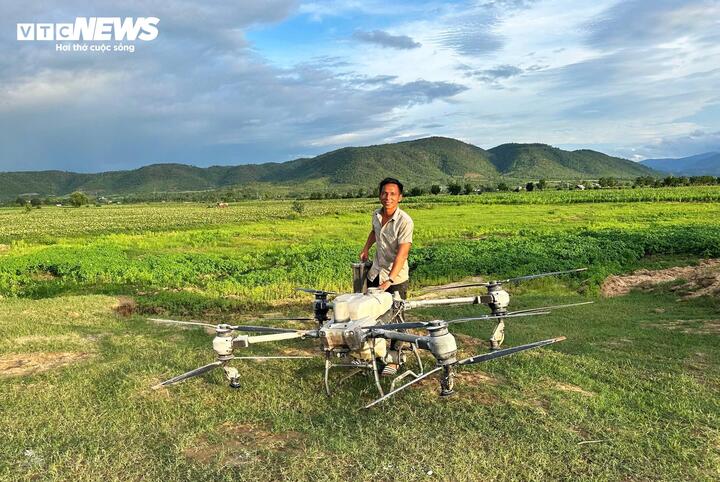 Nông dân dùng drone cứu người giữa dòng nước xiết gây xúc động cộng đồng mạng - Ảnh 1.