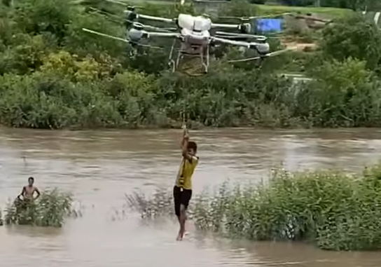 Anh nông dân Gia Lai dùng drone cứu em nhỏ giữa dòng nước xiết - Ảnh 1.
