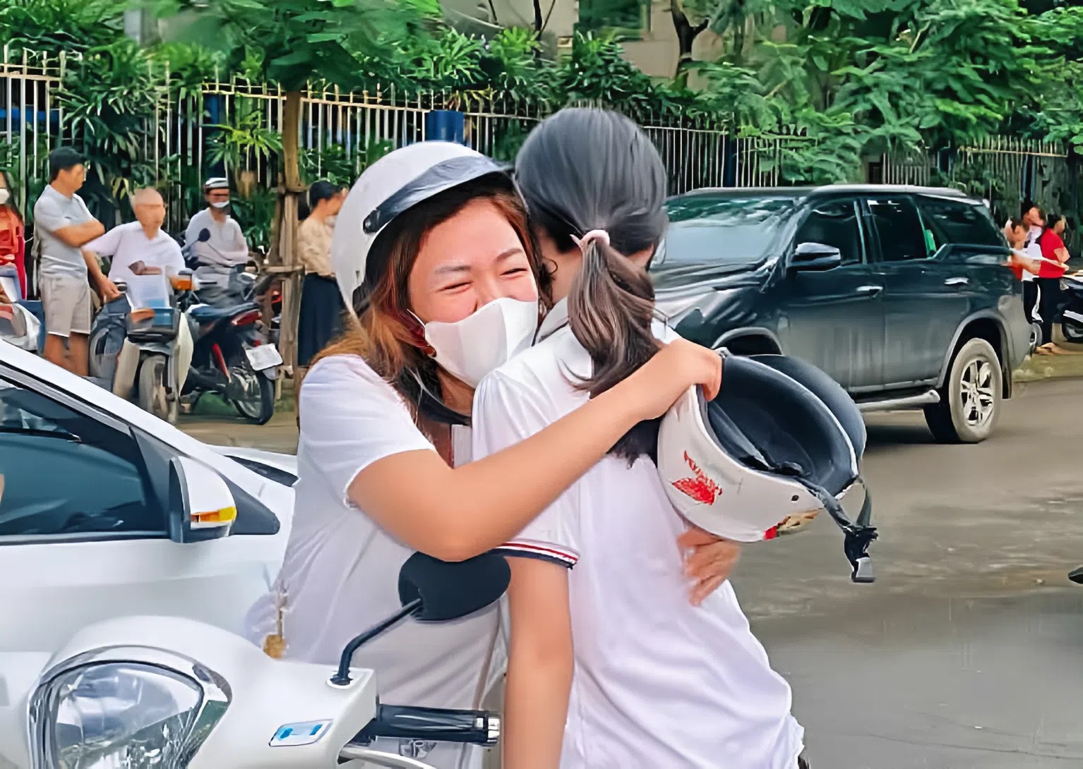 Có chuyện gì mà đêm qua, nhiều phụ huynh Hà Nội căng thẳng không ngủ được, sáng đi làm vẫn không dám rời điện thoại?- Ảnh 5.